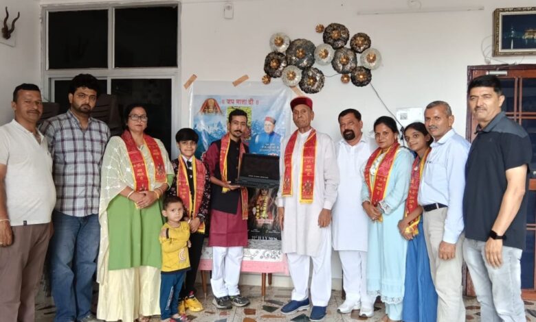 पूर्व मुख्यमंत्री प्रो. प्रेम कुमार धूमल के समीरपुर स्थित निवास पर हुआ माँ चिंतपूर्णी भजन का भव्य लोकार्पण