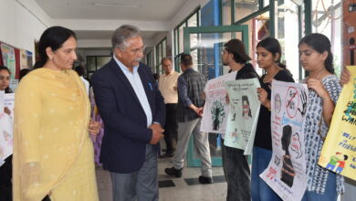 शिमला विश्वविद्यालय में राष्ट्रीय एंटी-रैगिंग दिवस: कस्टम्स के सीनियर सुपरिंटेंडेंट ओम प्रकाश शर्मा बोले— ड्रग्स देश को बर्बाद करने की साज़िश, नशा करवाने वाला दोस्त नहीं अपराधी है