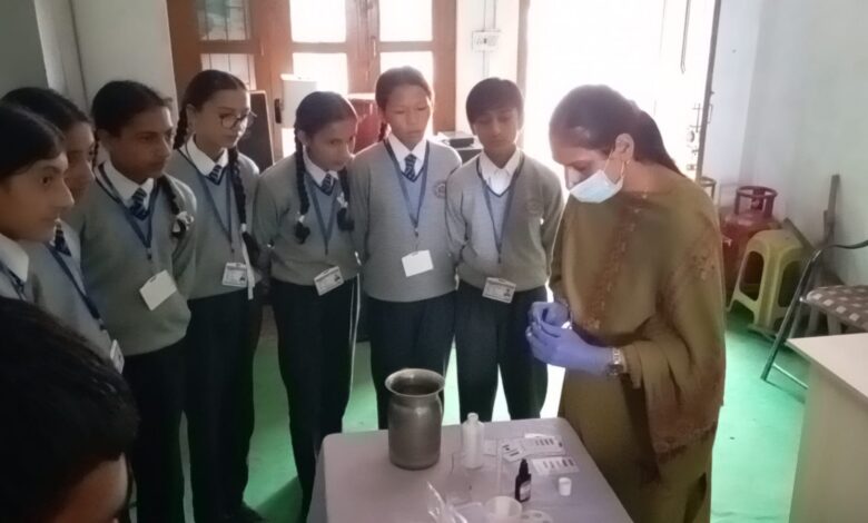 ‘कथोग स्कूल में जल परीक्षण गतिविधि, विद्यार्थियों ने समझा स्वच्छ पानी का महत्व