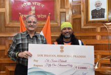 साइकिल से 191 देशों का सफर, सोमेन देबनाथ ने राज्यपाल से साझा किया 19 साल का अनुभव