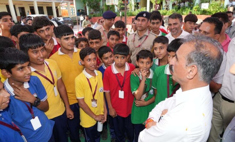 विद्यार्थियों से मुख्यमंत्री का संवाद, करियर से लेकर स्वच्छता और पेपर लीक तक हुए सवाल