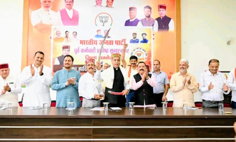 पूर्व कर्मचारियों ने उठाई पेंशनरों के हक की आवाज, जयराम ठाकुर ने किया लंबित भुगतान का ऐलान