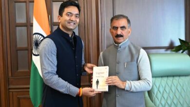 आईएएस अधिकारी राकेश कुमार प्रजापति ने मुख्यमंत्री को भेंट किया अपना पहला उपन्यास ‘लाइटर दैन येस्टर्डे’  ‘Lighter Than Yesterday’