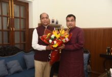 नई दिल्ली में केंद्रीय मंत्री नितिन गडकरी और भाजपा राष्ट्रीय महासचिव स्मृति ईरानी से जयराम ठाकुर की शिष्टाचार भेंट