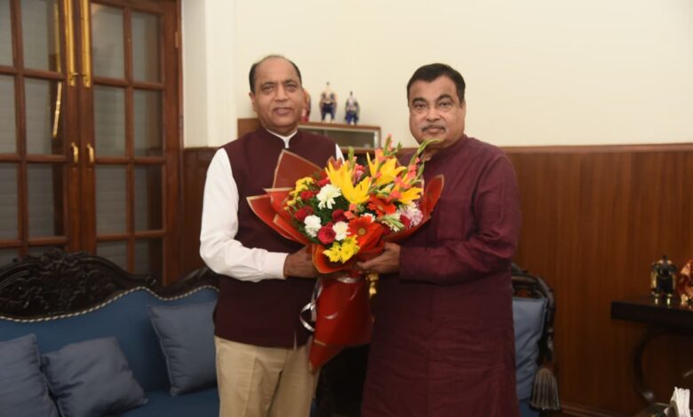 नई दिल्ली में केंद्रीय मंत्री नितिन गडकरी और भाजपा राष्ट्रीय महासचिव स्मृति ईरानी से जयराम ठाकुर की शिष्टाचार भेंट